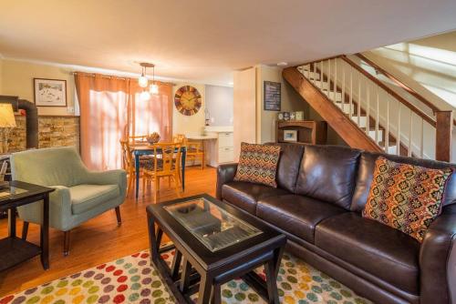 Ruang duduk di Home Near Oceanside Beaches Dog Friendly