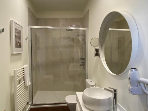 Salle de bains dans l'établissement Nava Suites
