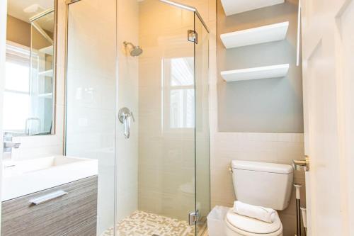 Ένα μπάνιο στο Renovated Oceanfront Penthouse