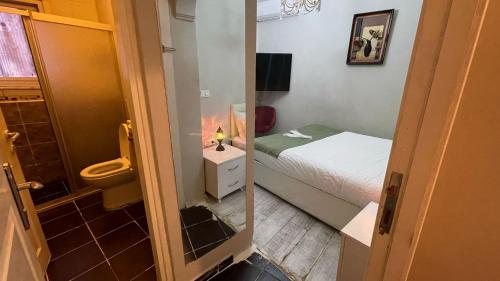 Baño pequeño con cama y aseo en Chez Bore Butique Hotel en Estambul