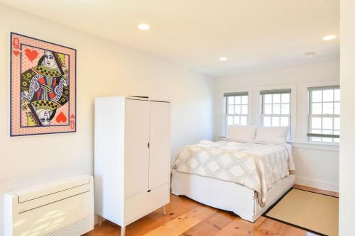 Ένα ή περισσότερα κρεβάτια σε δωμάτιο στο East End Condo w Beach Access