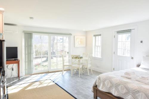 Ένα ή περισσότερα κρεβάτια σε δωμάτιο στο East End Condo w Beach Access