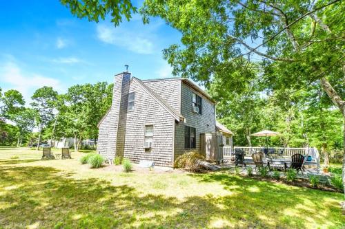 Taman di luar Updated Home on Bayside of Eastham!