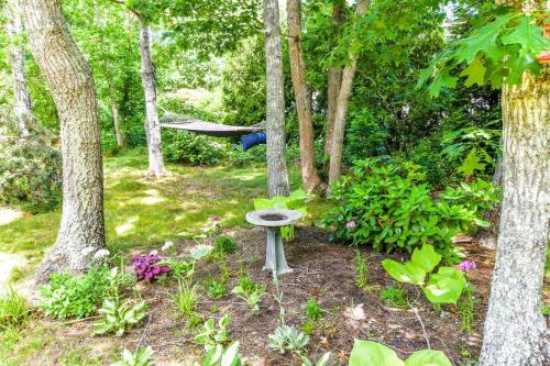 Taman di luar Updated Home on Bayside of Eastham!