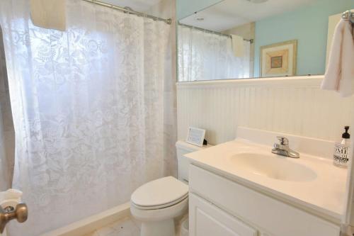 韋弗利的住宿－Peace and Quiet & Spacious Back Deck，白色的浴室设有卫生间和水槽。