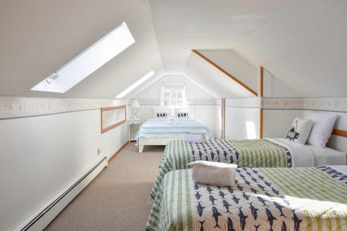 韋弗利的住宿－Peace and Quiet & Spacious Back Deck，阁楼卧室设有两张床和窗户。