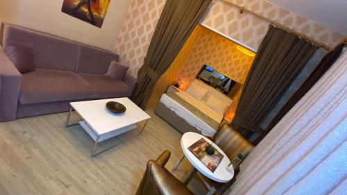 - un salon avec un canapé et une table dans l'établissement Chez Bore Butique Hotel, à Istanbul