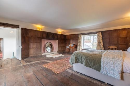 Kersey的住宿－River House，一间卧室配有一张床和一个壁炉