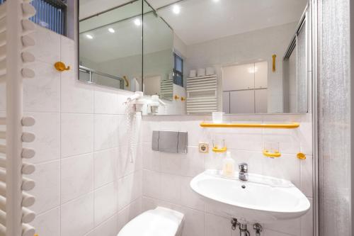 Bilik mandi di Hummerklippen Apartments