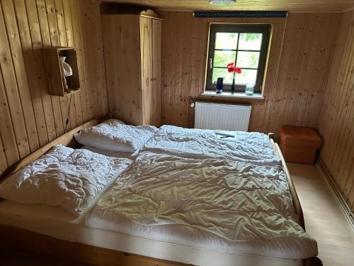 a large bed in a room with a window at Ferienwohnung Fischerhaus in Rankwitz