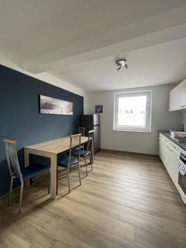 een keuken en eetkamer met een tafel en stoelen bij 2-Zimmer Apartment Miroszewska-Immobilien in Bönnigsen