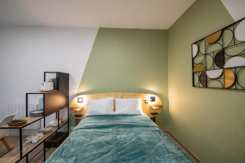 une chambre avec un lit et un vitrail dans l'établissement Suite Kella Tassin - Beau studio rénové, à Tassin-la-Demi-Lune