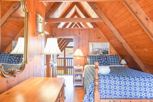 - une chambre avec un lit bleu et un plafond en bois dans l'établissement Dream Waterfront A-Frame in Orleans, à Orleans