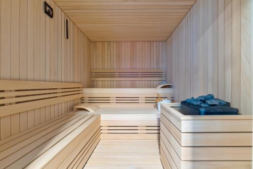 茲拉蒂博爾的住宿－Golden Panorama Spa & Wellness，铺有木地板并设有木质墙壁的桑拿浴室
