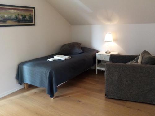 una piccola camera con letto e divano di Gula huset a Göteborg