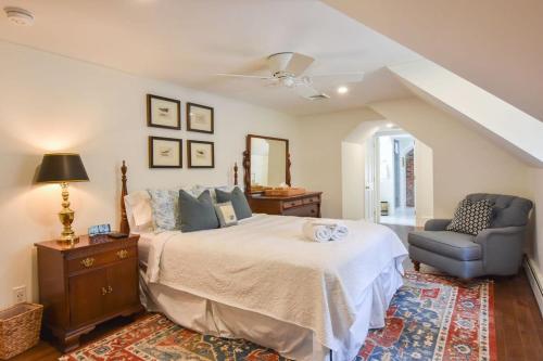 um quarto com uma cama e uma cadeira em Pond-Front Home w Water Views em Orleans