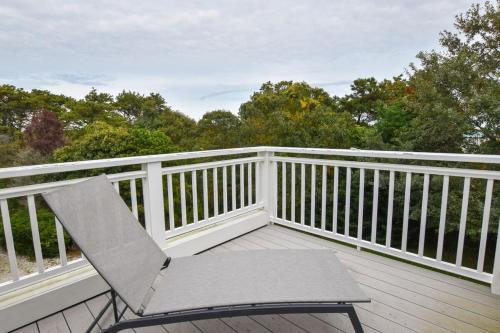 Central A C Private Path to Nauset Beachにあるバルコニーまたはテラス