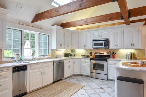 Una cocina o cocineta en Private pool 3 mins to Skaket Beach