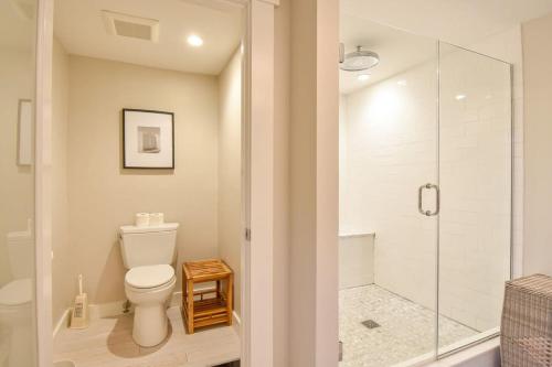 Un baño de Private pool 3 mins to Skaket Beach