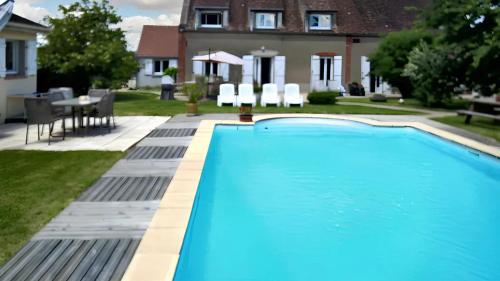ErvauvilleにあるVilla de 4 chambres avec piscine privee jardin clos et wifi a Ervauvilleの家庭のスイミングプール