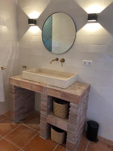 ein Bad mit einem Waschbecken und einem Spiegel in der Unterkunft La colina buena - Eco retreat in Monda