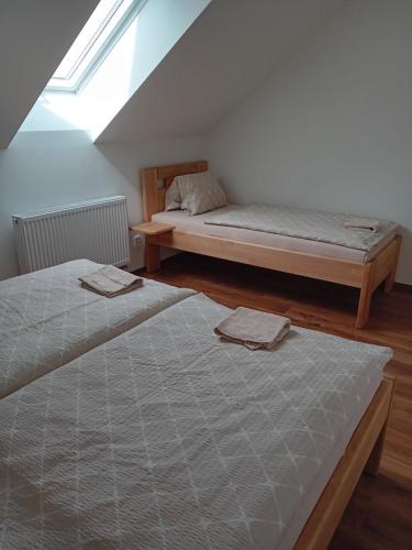 Postel nebo postele na pokoji v ubytování U hrobky