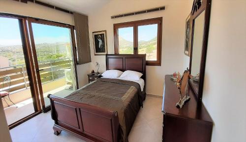 een slaapkamer met een bed en een balkon bij Poseidonos by the Sea in Sounio