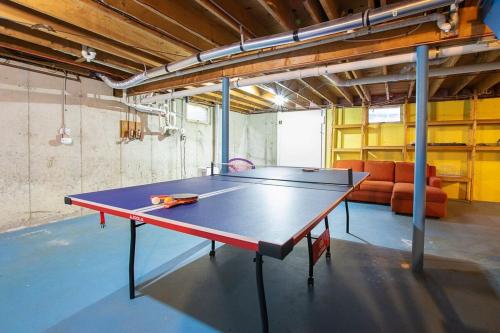 Instalaciones para jugar al ping pong en Less than 5 Miles to Rock Harbor o alrededores