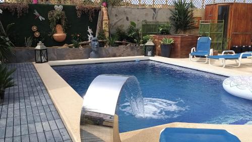 una piscina con una fuente de agua en un patio trasero en Tal Jordan Tranquil Escape en Għarb