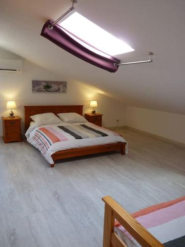 - une chambre avec un lit avec deux lampes et une lucarne dans l'établissement Villa de standing proche d'Argelès sur Mer, à Saint-André