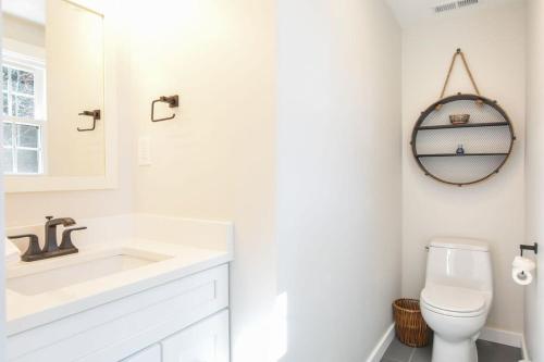 ein weißes Bad mit einem Waschbecken und einem WC in der Unterkunft Fully Updated Home w Great Outdoor Space in Chatham