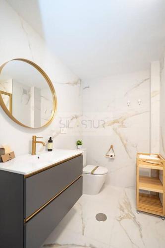 Ένα μπάνιο στο Mariano Moré Apartamento