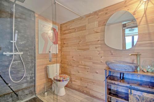 La salle de bains est pourvue d'une douche, d'un lavabo et de toilettes. dans l'établissement Sublime cabane perchée clim et cinéma vue panoramique - Le Mas des farachess, à Solliès-Toucas
