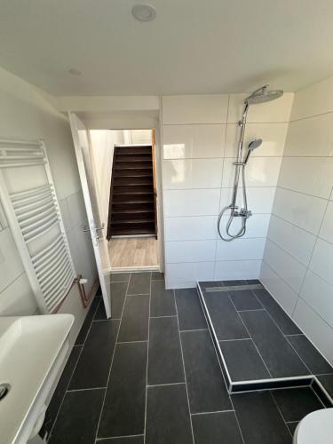 y baño con ducha, aseo y bañera. en MG60 bis MG62 Schöne Apartments am Flughafen Mönchengladbach, en Mönchengladbach