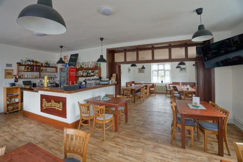 Lounge nebo bar v ubytování Penzion a restaurace na Křižovatce