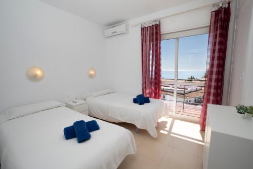 ネルハにあるPERDIGON 31 MENYBERの海の景色を望む客室で、ベッド2台が備わります。