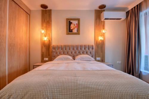 ein Schlafzimmer mit einem großen Bett in einem Zimmer in der Unterkunft Apartment Grand Karavel Centre in Warna