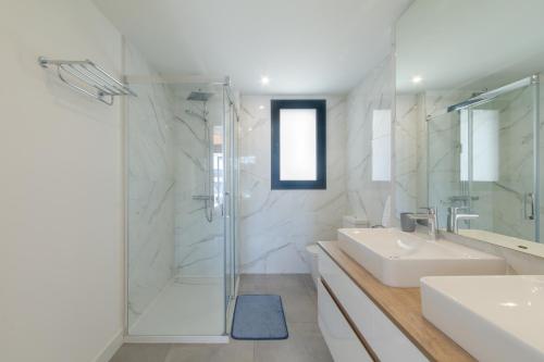 A bathroom at Oasis 325 First Floor