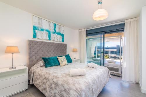 A bed or beds in a room at Oasis 325 First Floor