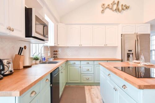 Kuchyň nebo kuchyňský kout v ubytování Hot Tub 1 Mile to Swimming on Long Pond