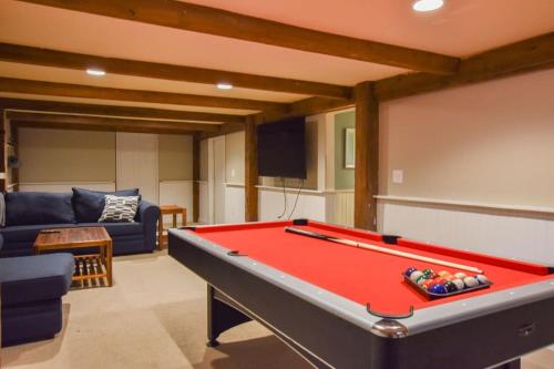 Biliár nebo kulečník v ubytování Hot Tub 1 Mile to Swimming on Long Pond