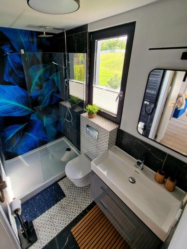 a bathroom with a tub and a sink and a toilet at Lisi Ogon zanurzeni w naturze in Lisi Ogon
