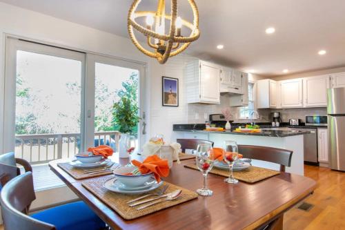 Una cocina con una mesa de madera y un comedor. en Spacious w Beautiful Yard & Dogs Welcome, en Harwich