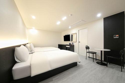 Postel nebo postele na pokoji v ubytování Busan Seomyeon Broa Hotel
