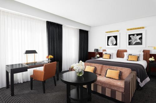 Habitación de hotel con cama y escritorio en Hôtel Barrière Le Majestic Cannes en Cannes