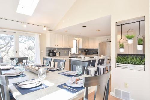 Dapur atau dapur kecil di Beautiful Home Close to Ponds and Beach