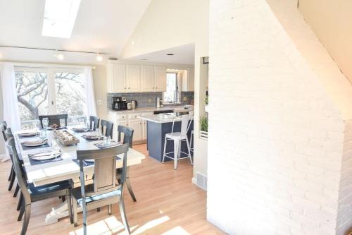 Dapur atau dapur kecil di Beautiful Home Close to Ponds and Beach