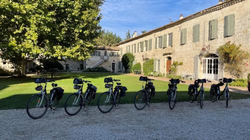 a group of bikes parked in front of a building at HOTEL et APPARTEMENTS DOMAINE DES CLOS - Teritoria in Beaucaire