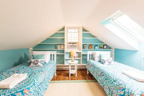 2 camas en una habitación con paredes azules en Two Decks Hot Tub Patio Near Grays Beach, en Yarmouth