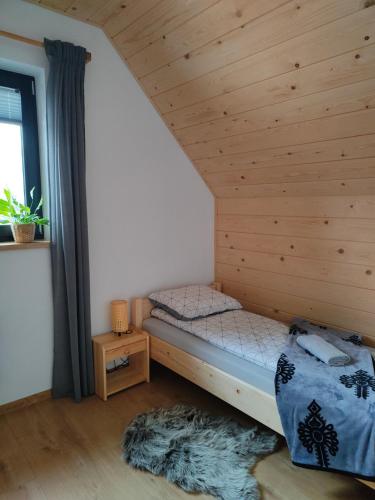 Postel nebo postele na pokoji v ubytování Domek Otulony Słońcem